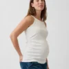 Moderne tank-top med forklehals for mammaklær