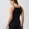 Moderne tank-top med forklehals for mammaklær