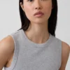 Moderne tank-top med rund hals