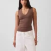Moderne tank-top med V-hals
