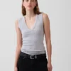 Moderne tank-top med V-hals