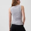 Moderne tank-top med V-hals