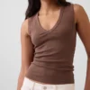 Moderne tank-top med V-hals