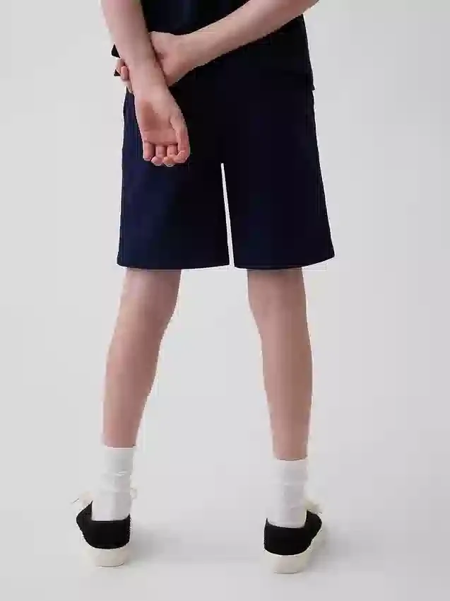 Moderne uniform-shorts for barn i khaki