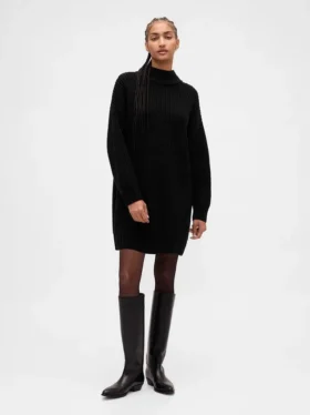 Oversized minigenser i strikk med høyhals