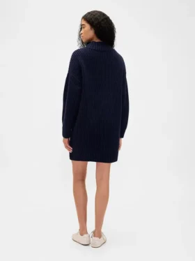Oversized minigenser i strikk med høyhals
