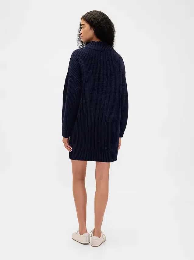 Oversized minigenser i strikk med høyhals