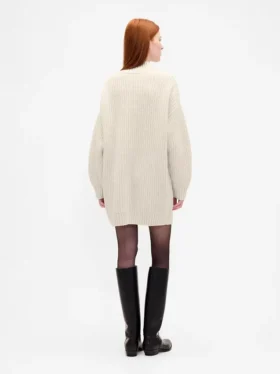 Oversized minigenser i strikk med høyhals