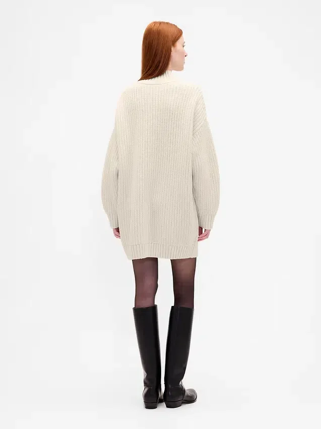Oversized minigenser i strikk med høyhals