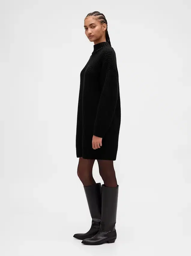 Oversized minigenser i strikk med høyhals
