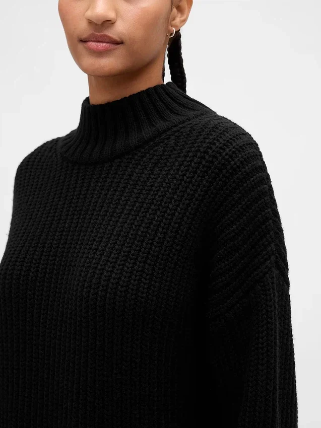 Oversized minigenser i strikk med høyhals