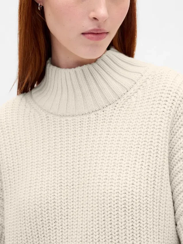Oversized minigenser i strikk med høyhals