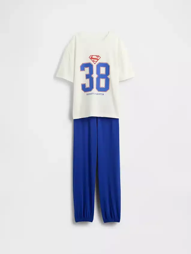 Oversized pyjamas-joggesett for barn med Superman-motiv, laget av resirkulert materiale
