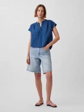 Oversized topp i bomullsgasbind-denim med splitt i halsen