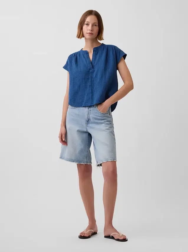 Oversized topp i bomullsgasbind-denim med splitt i halsen