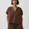 Oversized topp i bomullsgasbind med splitt i halsen