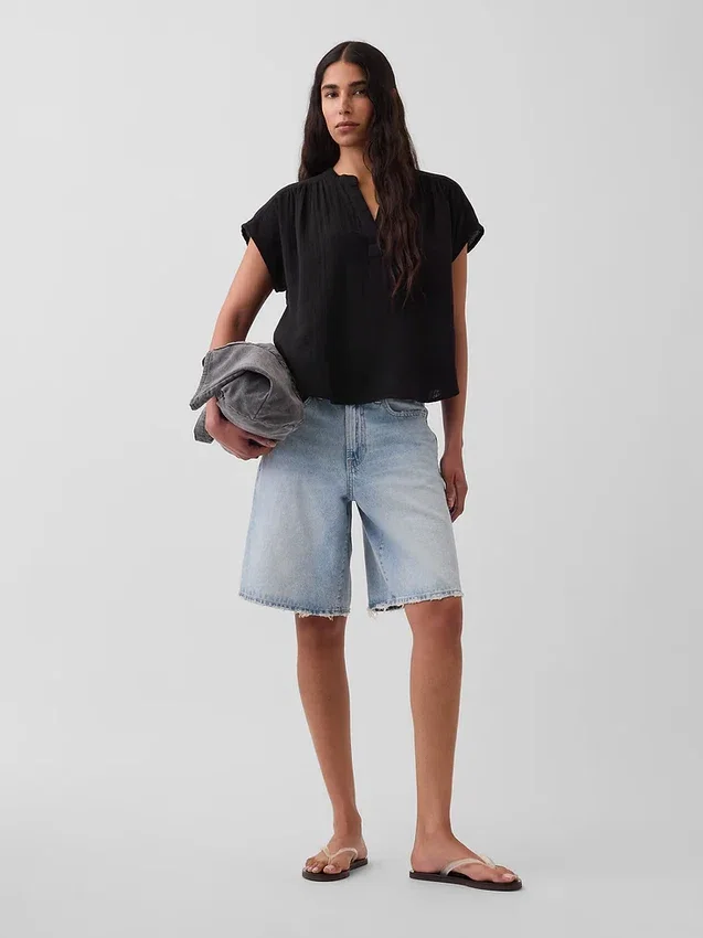 Oversized topp i bomullsgasbind med splitt i halsen