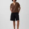 Oversized topp i bomullsgasbind med splitt i halsen