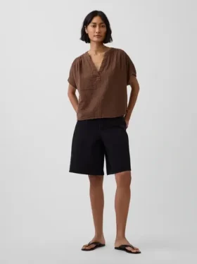 Oversized topp i bomullsgasbind med splitt i halsen