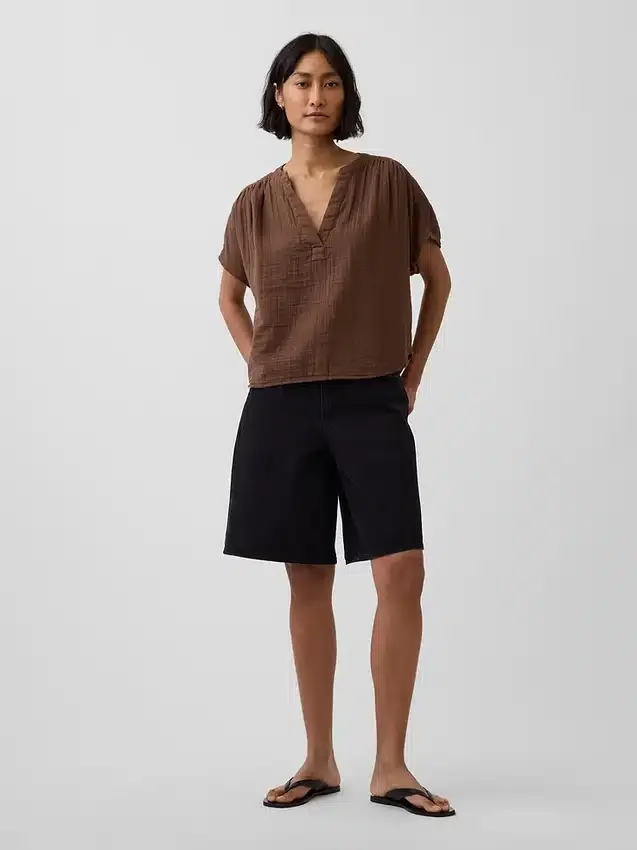 Oversized topp i bomullsgasbind med splitt i halsen