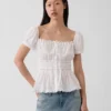 Peplum-top med firkantet hals og blonderkant