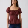 Peplum-top med firkantet hals og blonderkant
