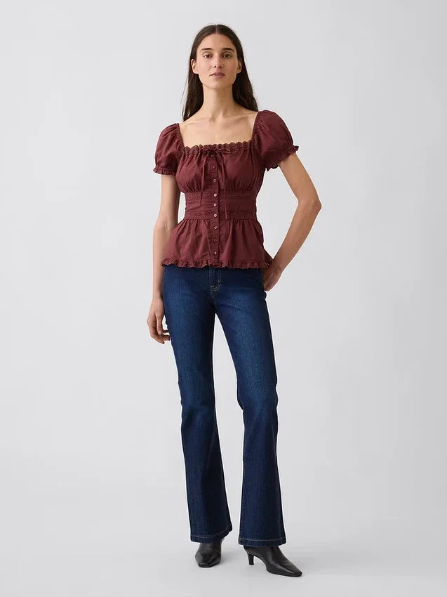 Peplum-top med firkantet hals og blonderkant