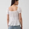 Peplum-top med firkantet hals og blonderkant