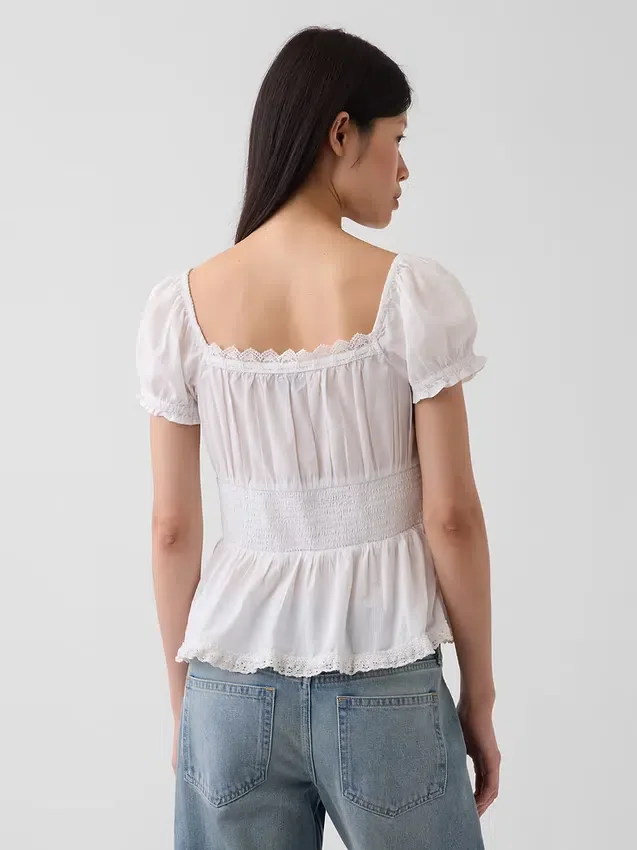 Peplum-top med firkantet hals og blonderkant