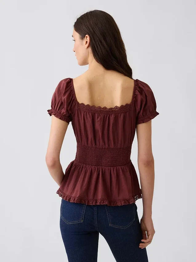 Peplum-top med firkantet hals og blonderkant