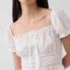 Peplum-top med firkantet hals og blonderkant