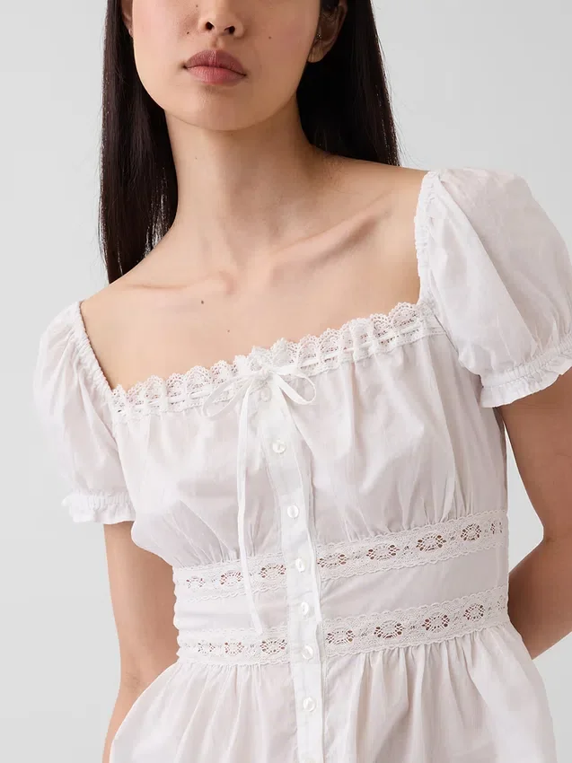 Peplum-top med firkantet hals og blonderkant