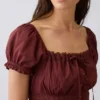 Peplum-top med firkantet hals og blonderkant