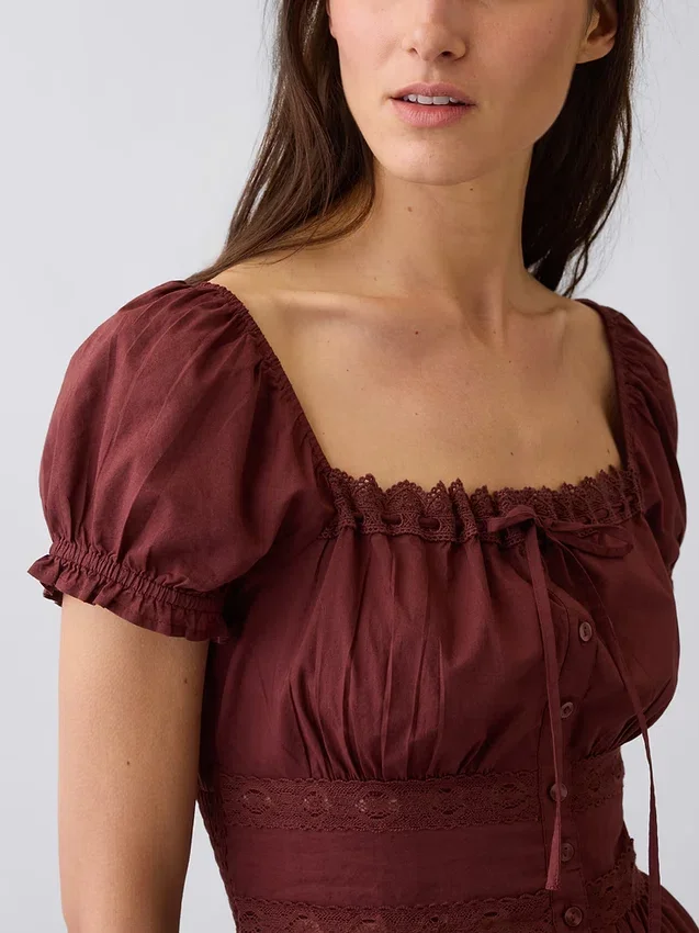 Peplum-top med firkantet hals og blonderkant