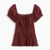Peplum-top med firkantet hals og blonderkant