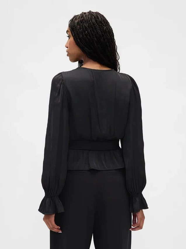 Peplum-top med V-hals og hullmønster