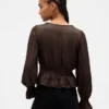 Peplum-top med V-hals og hullmønster