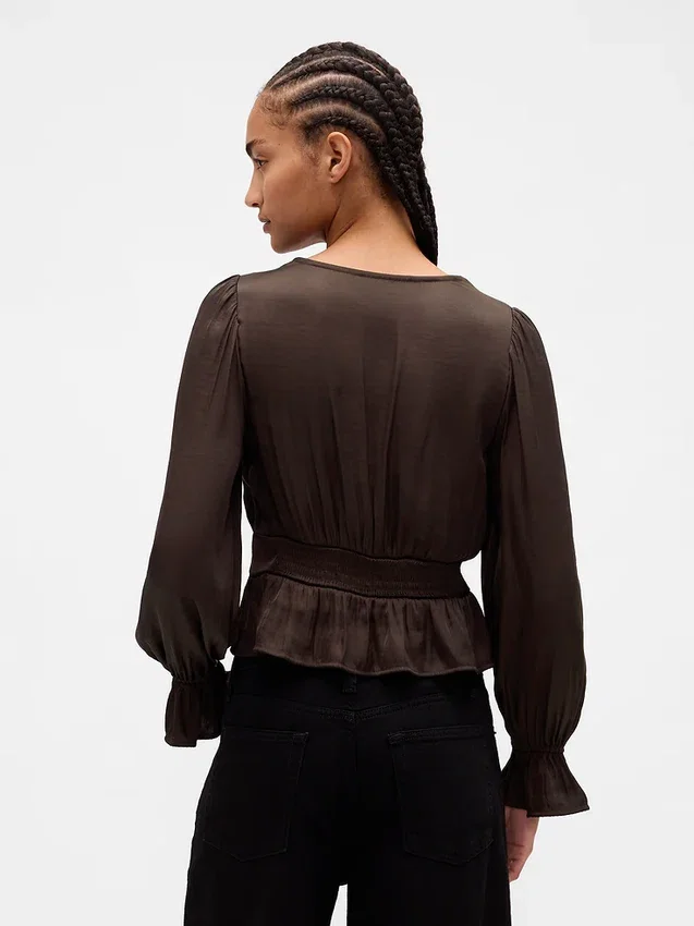 Peplum-top med V-hals og hullmønster
