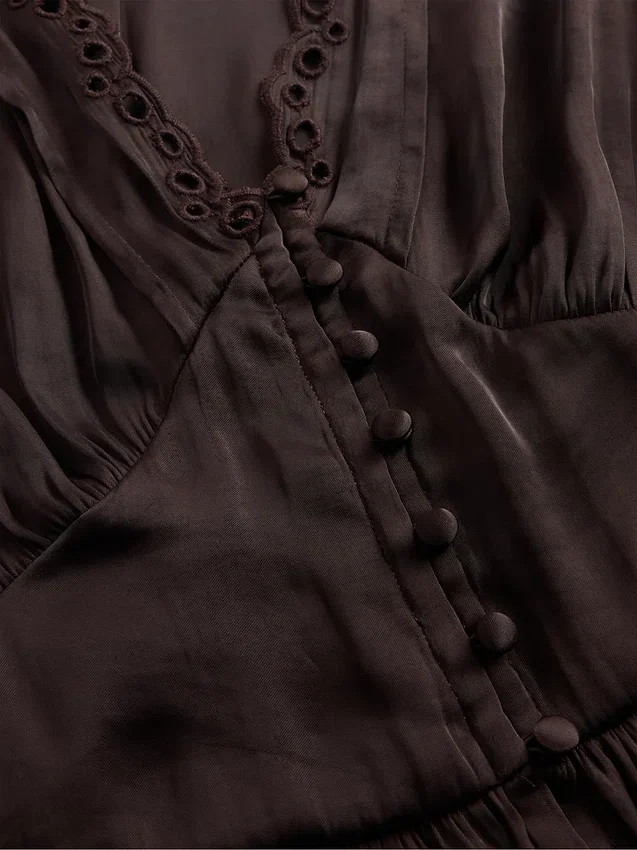 Peplum-top med V-hals og hullmønster