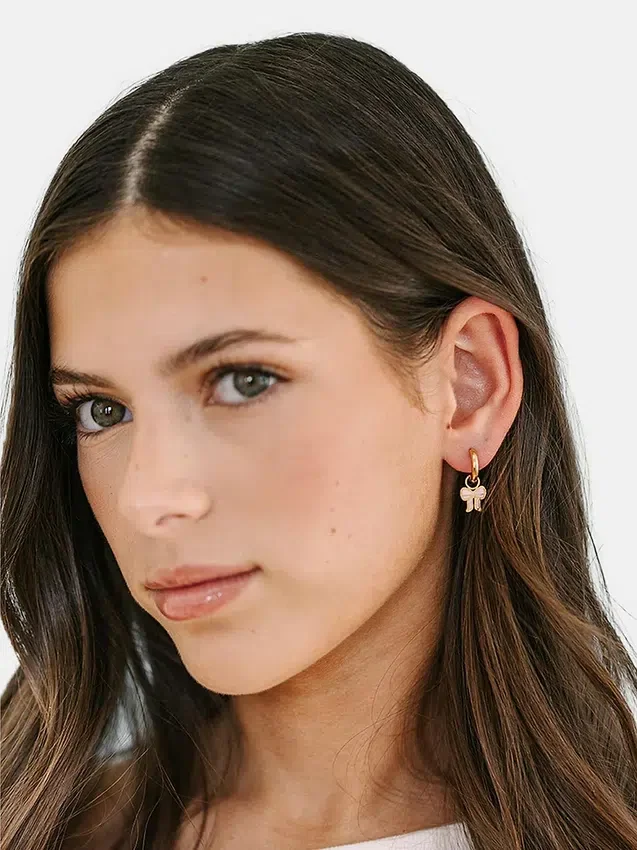 Pierced Co rosa sløyfe-smykke til huggie-øreringer