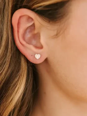 Pierced Co små øreringer med skruelås i form av et ferskenfarget hjerte