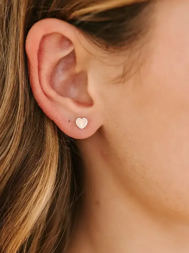 Pierced Co små øreringer med skruelås i form av et ferskenfarget hjerte