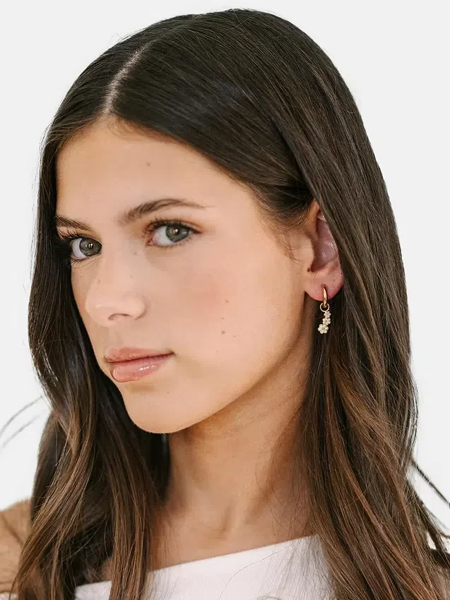 Pierced Co tusenfryd-charm til huggie-øreringer