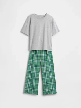 Pyjamasett for barn i resirkulert materiale