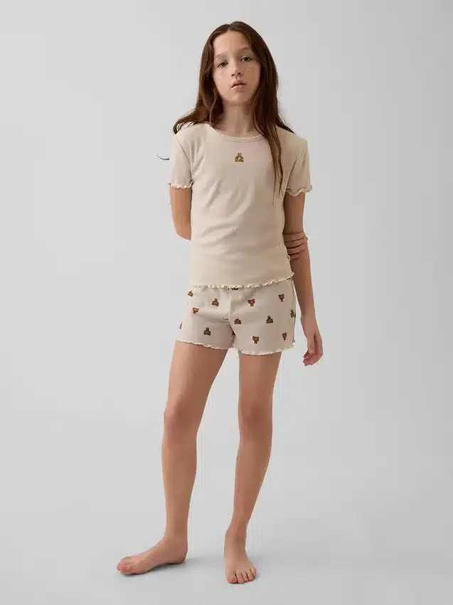 Pyjamasett for barn i resirkulert ribbestrikket stoff med Brannan Bear Shorts
