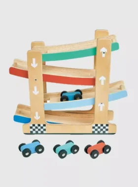 Rampe med racerbiler i tre for småbarn