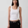 Ribbet tank-top med rund hals