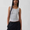 Ribbet tank-top med rund hals