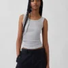 Ribbet tank-top med rund hals