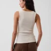 Ribbet tank-top med rund hals